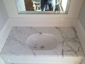 שיש או קרמיקה